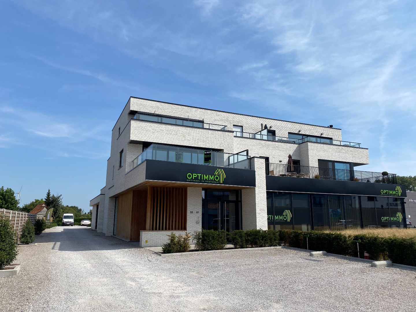 Nieuwbouw luxe appartement op de eerste verdieping met 2 grote terrassen, 2 slaapkamers en mogelijkheid om een garage bij te huren. 