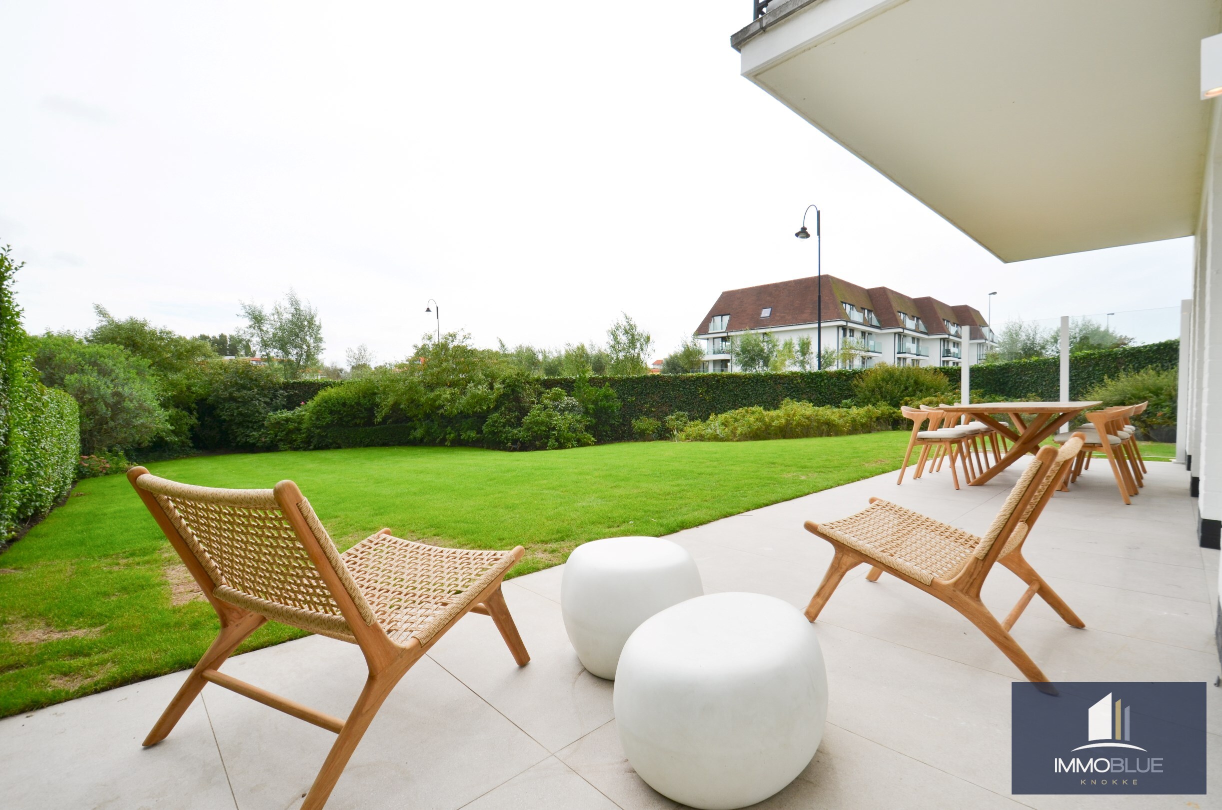 Uitzonderlijk hoekappartement met een zuid gerichte tuin gelegen in een villaresidentie in het Zoute. 