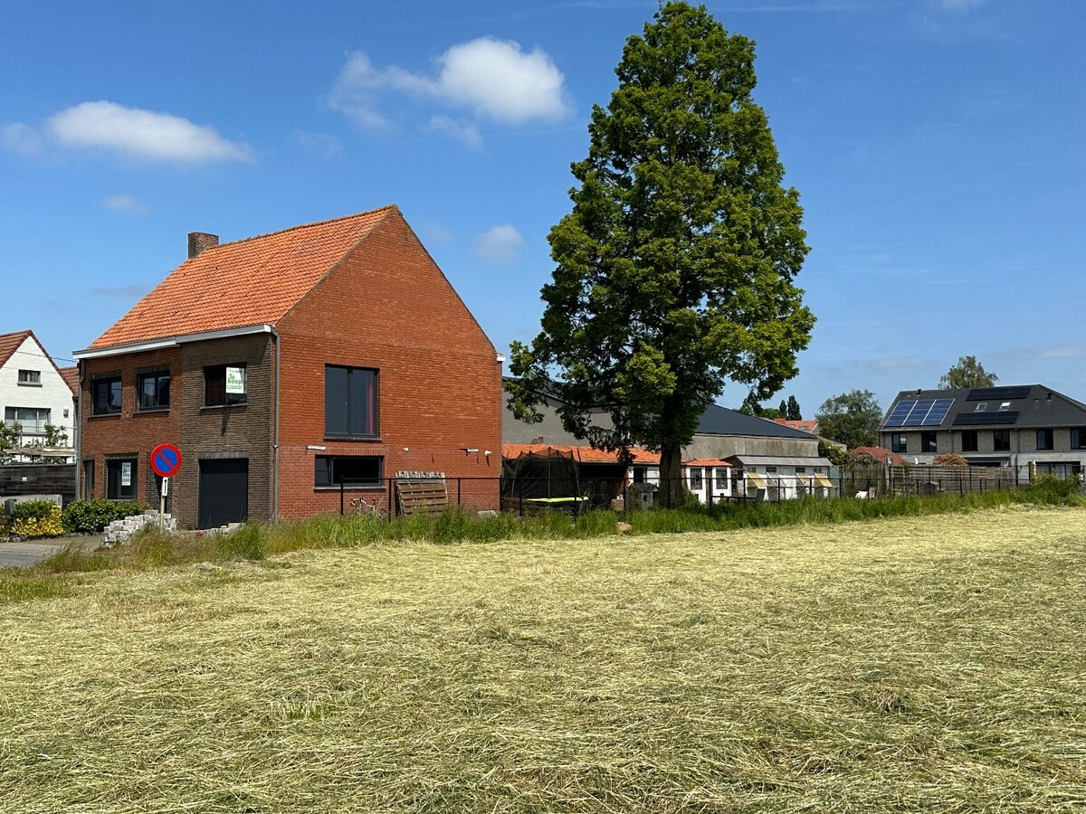Rustig gelegen woning met 4 slaapkamers en tuin en landelijk uitzicht te Eernegem 