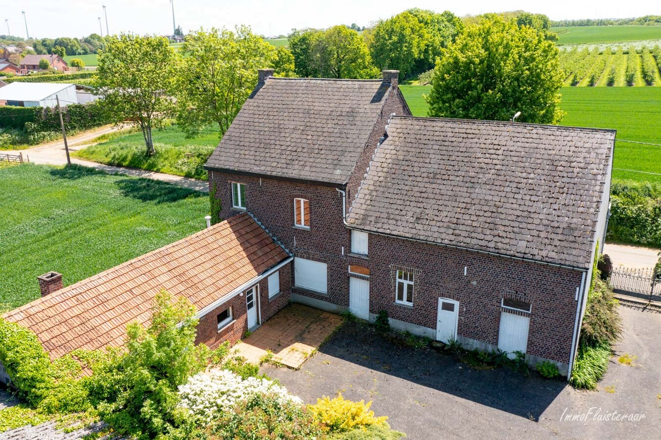 Quiet and rural located property with outbuildings on approx. 1.28ha in Bekkevoort (Flemish Brabant) 