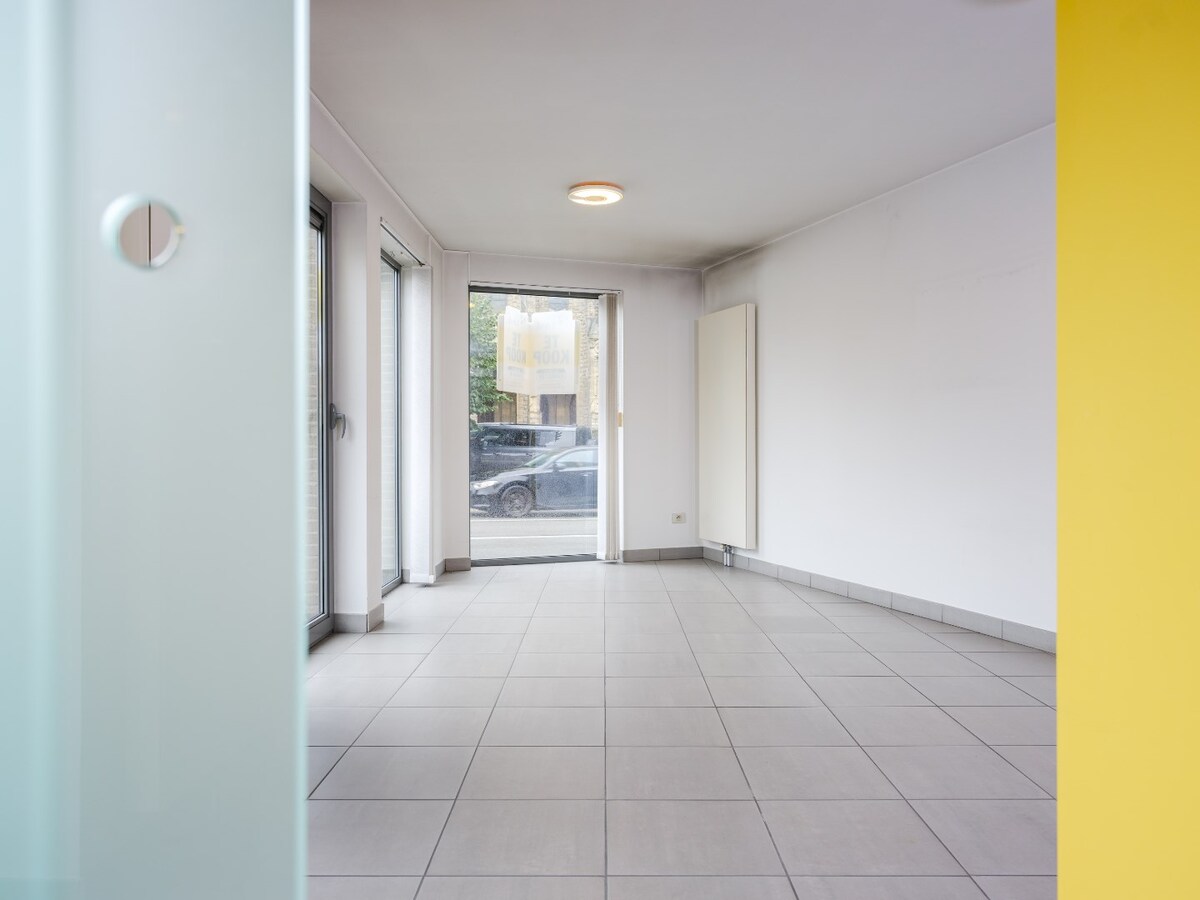 Nabij station gelegen kantoor, met goede visibiliteit op belangrijk kruispunt 