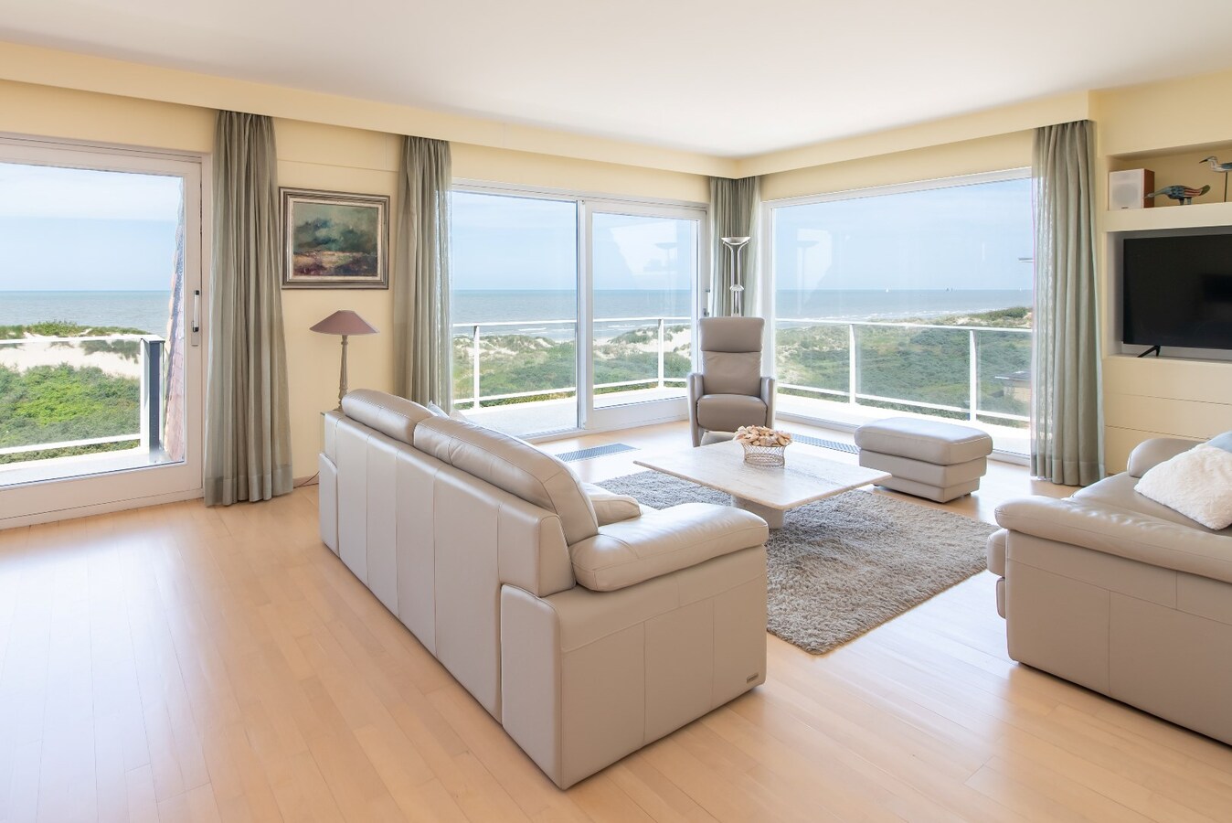 Luxueuze penthouse met drie slaapkamers en frontaal zeezicht in Res. Eden Beach 