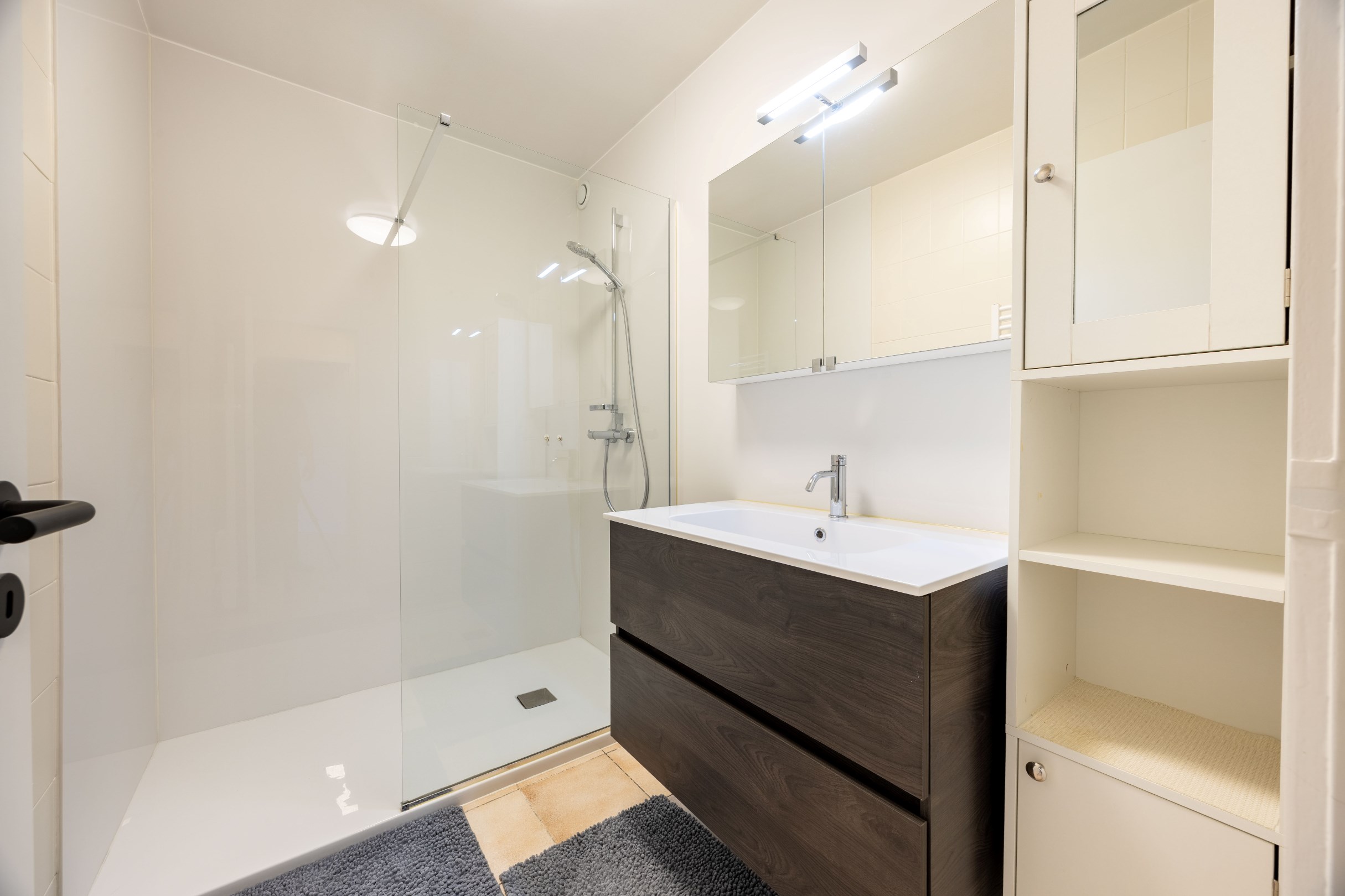 INSTAPKLAAR APPARTEMENT MET 2 SLAAPKAMERS EN GARAGE 