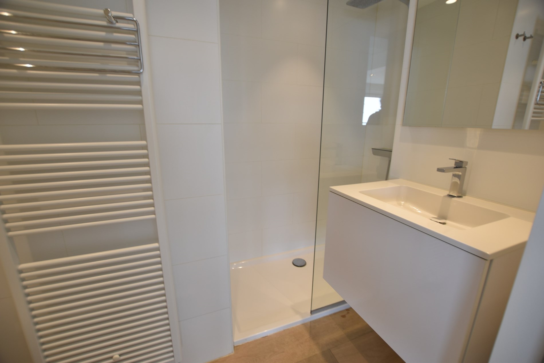 Non meubl&#233; - Appartement unique avec vue lat&#233;rale sur la mer, situ&#233; au centre de la place de la Tour de Lumi&#232;re. 