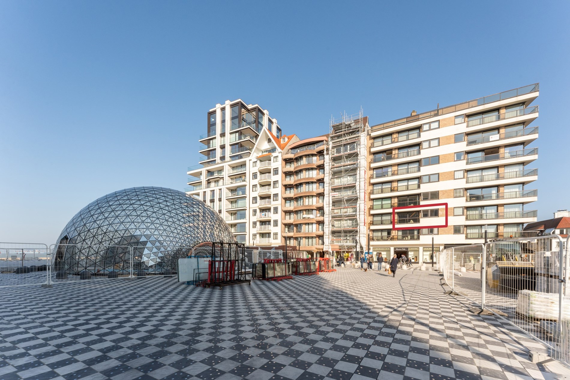 Appartement de luxe avec terrasse ensoleill&#233;e et vue sur la mer situ&#233; sur la place Albert &#224; Knokke. 