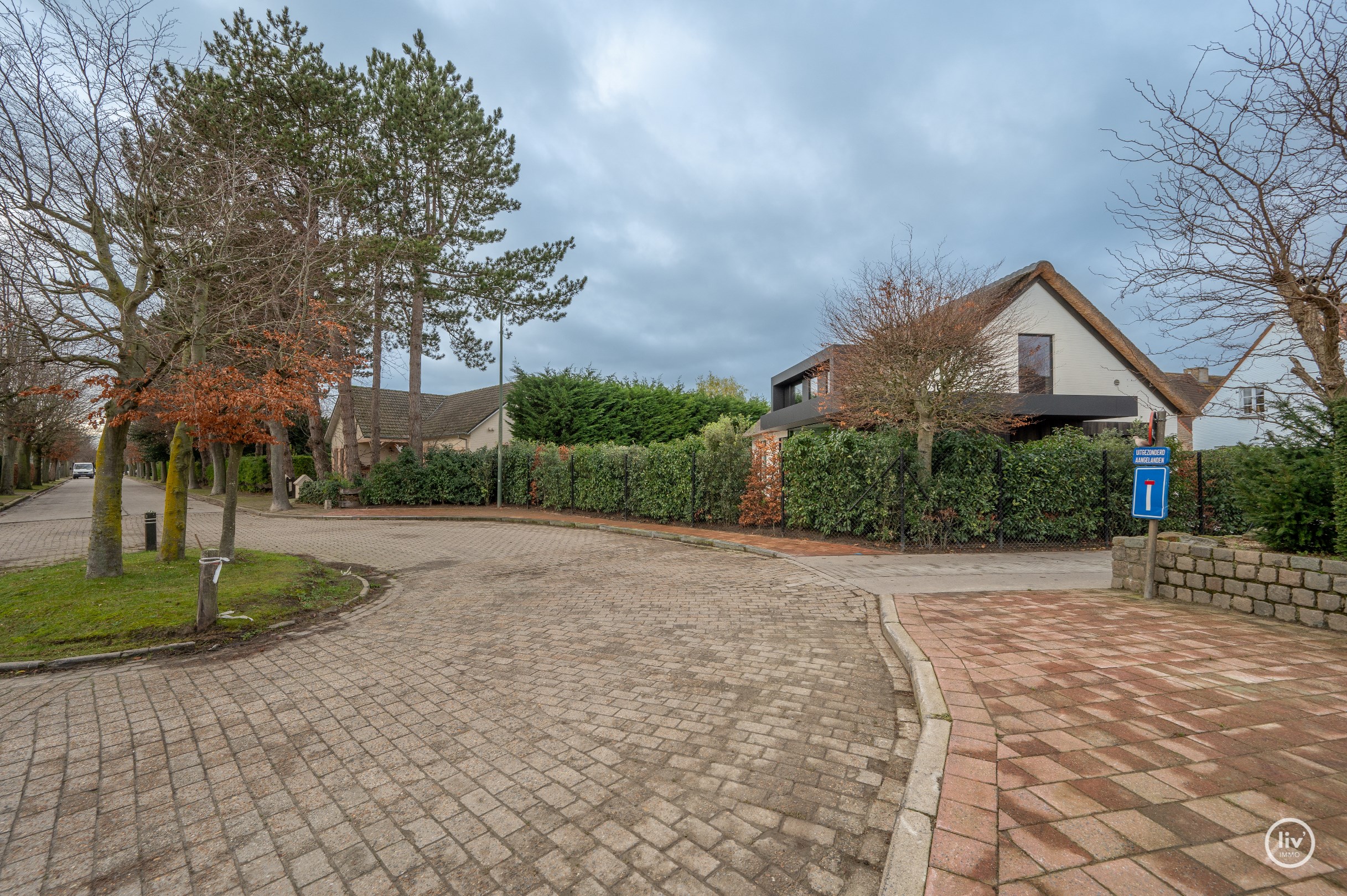 Superbe villa charmante, enti&#232;rement r&#233;nov&#233;e et joliment situ&#233;e dans un quartier r&#233;sidentiel calme &#224; proximit&#233; du centre de Knokke. 