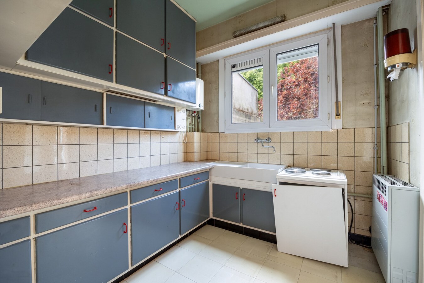 Te renoveren bel-&#233;tage met tuin in de Tentoonstellingswijk! 