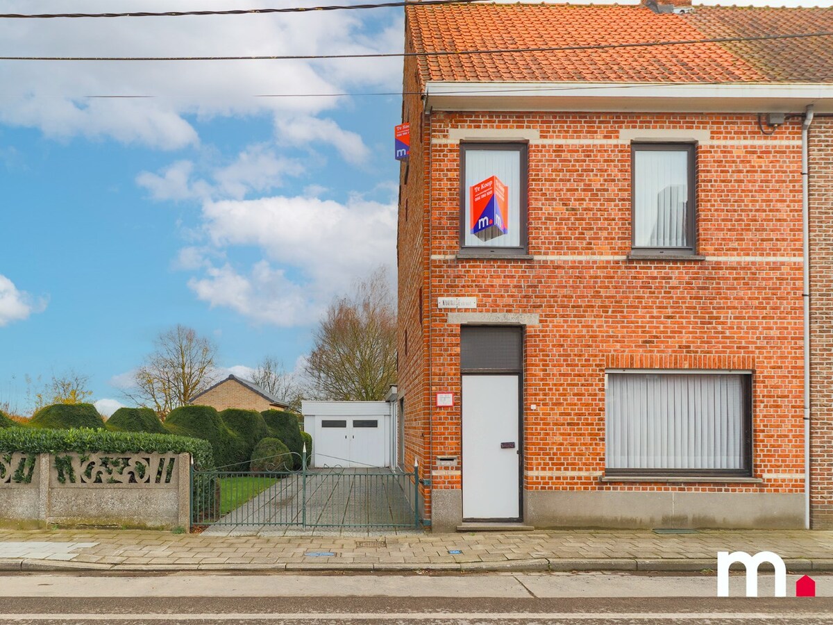 Half open huis met oprit en garage te Hulste ! 