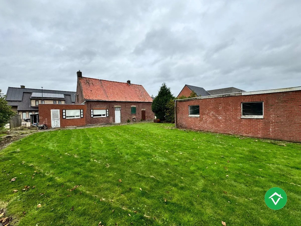 Te renoveren woning met 3  slaapkamers en bijhorend stuk grond te Koekelare 