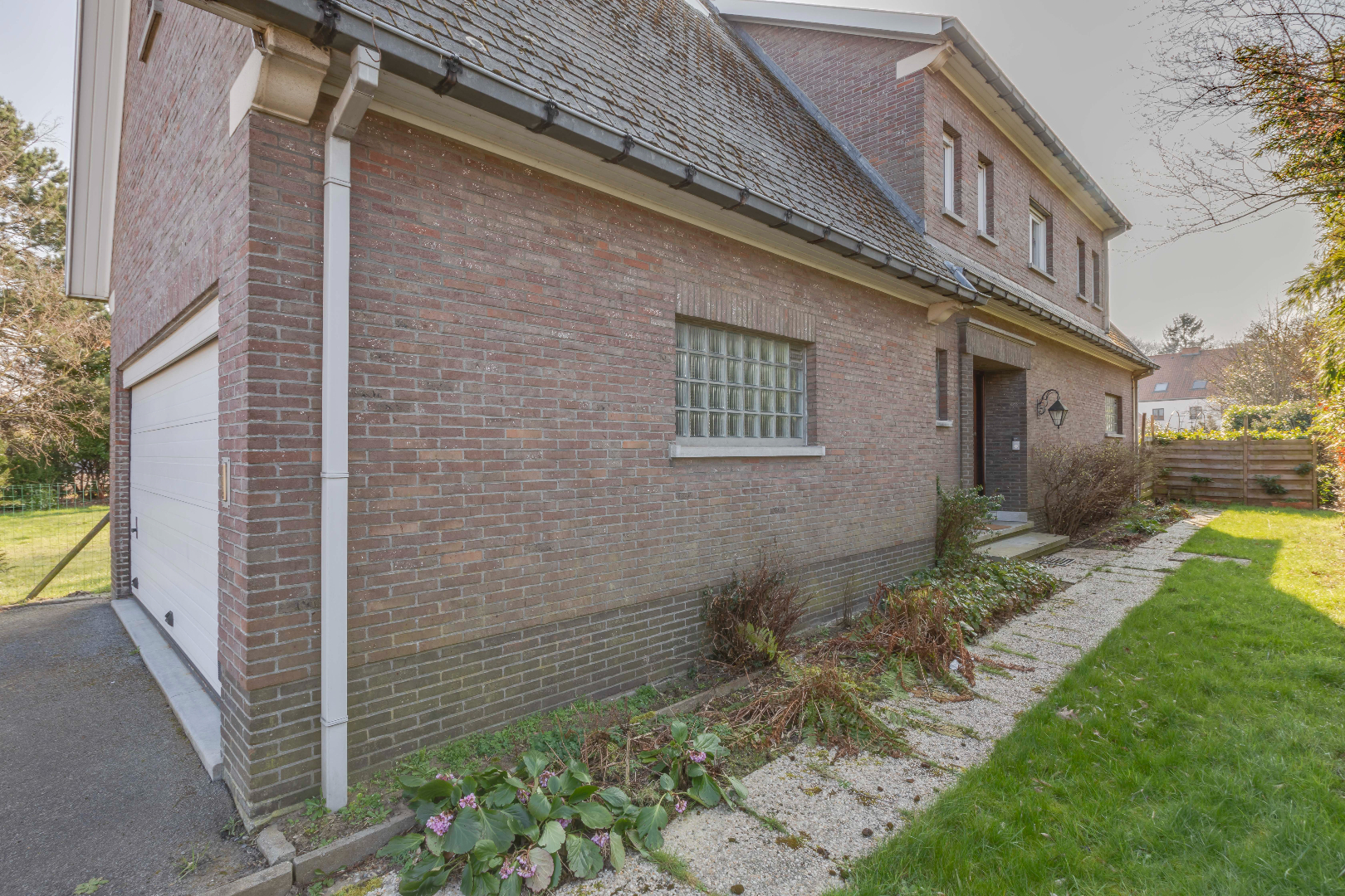 VERKOCHT ! Ruime villa (250m&#178;) op mooi stuk grond (912m&#178;) 