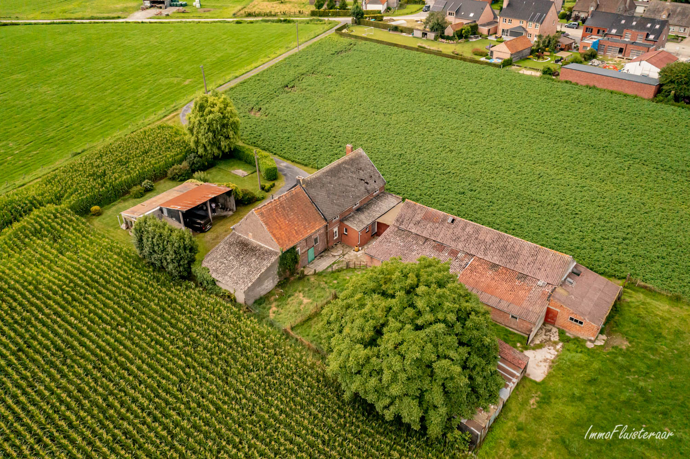 Landelijke woning met stalgebouwen en aanpalende weiden op 5.760m&#178; 