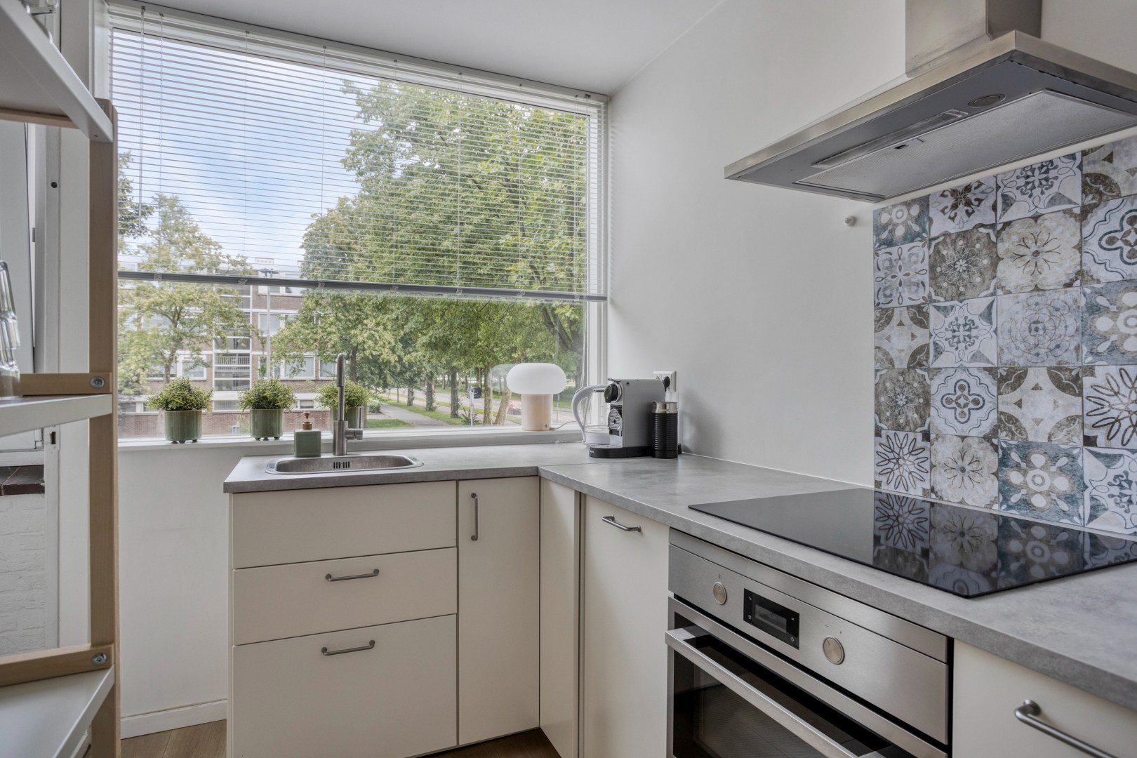 Dit fantastische 4-kamer appartement op de eerste verdieping met 3 slaapkamer, moderne keuken en badkamer, balkon op het westen, berging in de onderbouw is gelegen op eigen grond. 