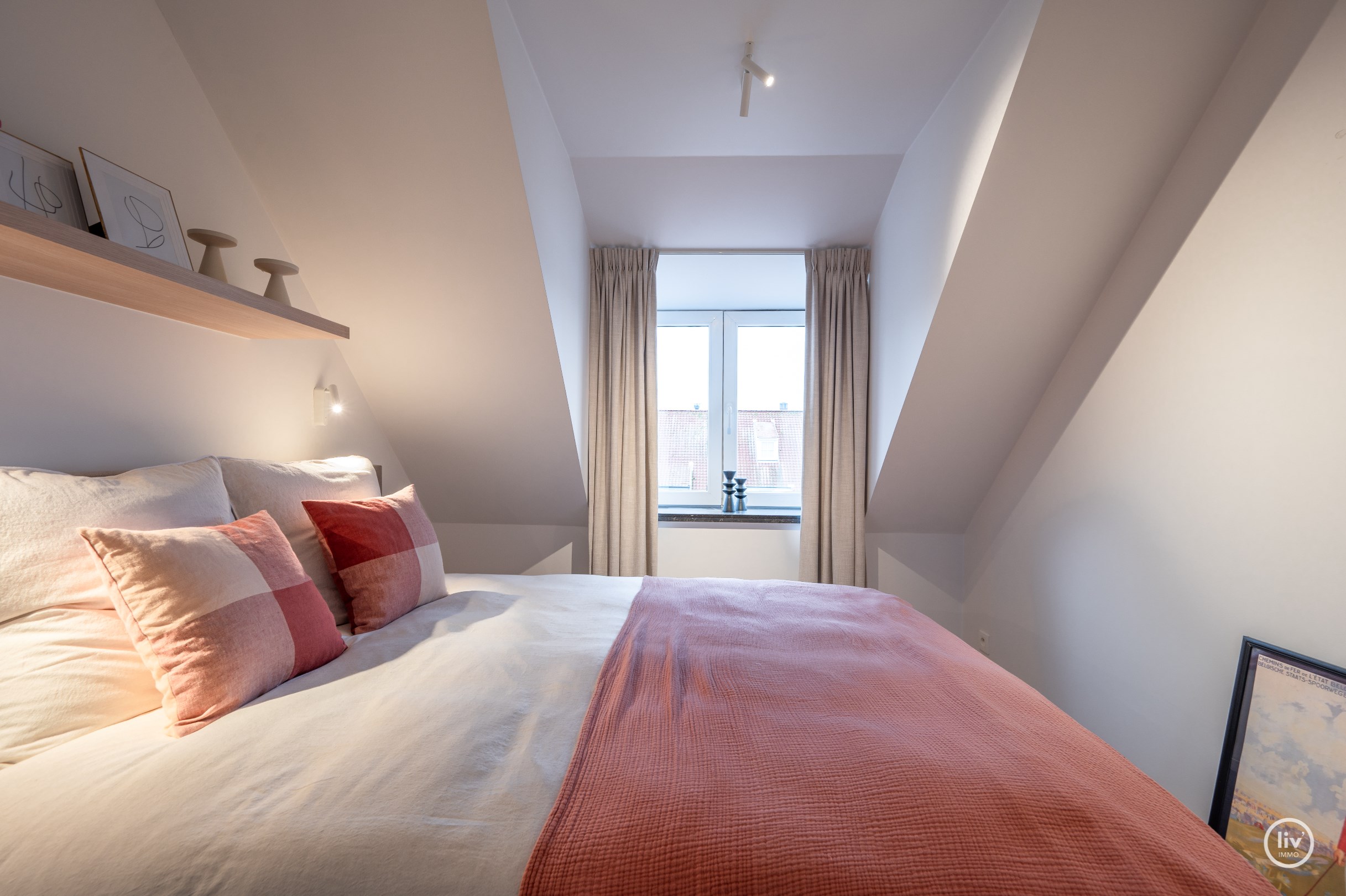 Luxueus gerenoveerd en uitstekend gelegen duplex met prachtige zonneterrassen, gelegen op een steenworp van het strand en het centrum van Knokke Zoute. 