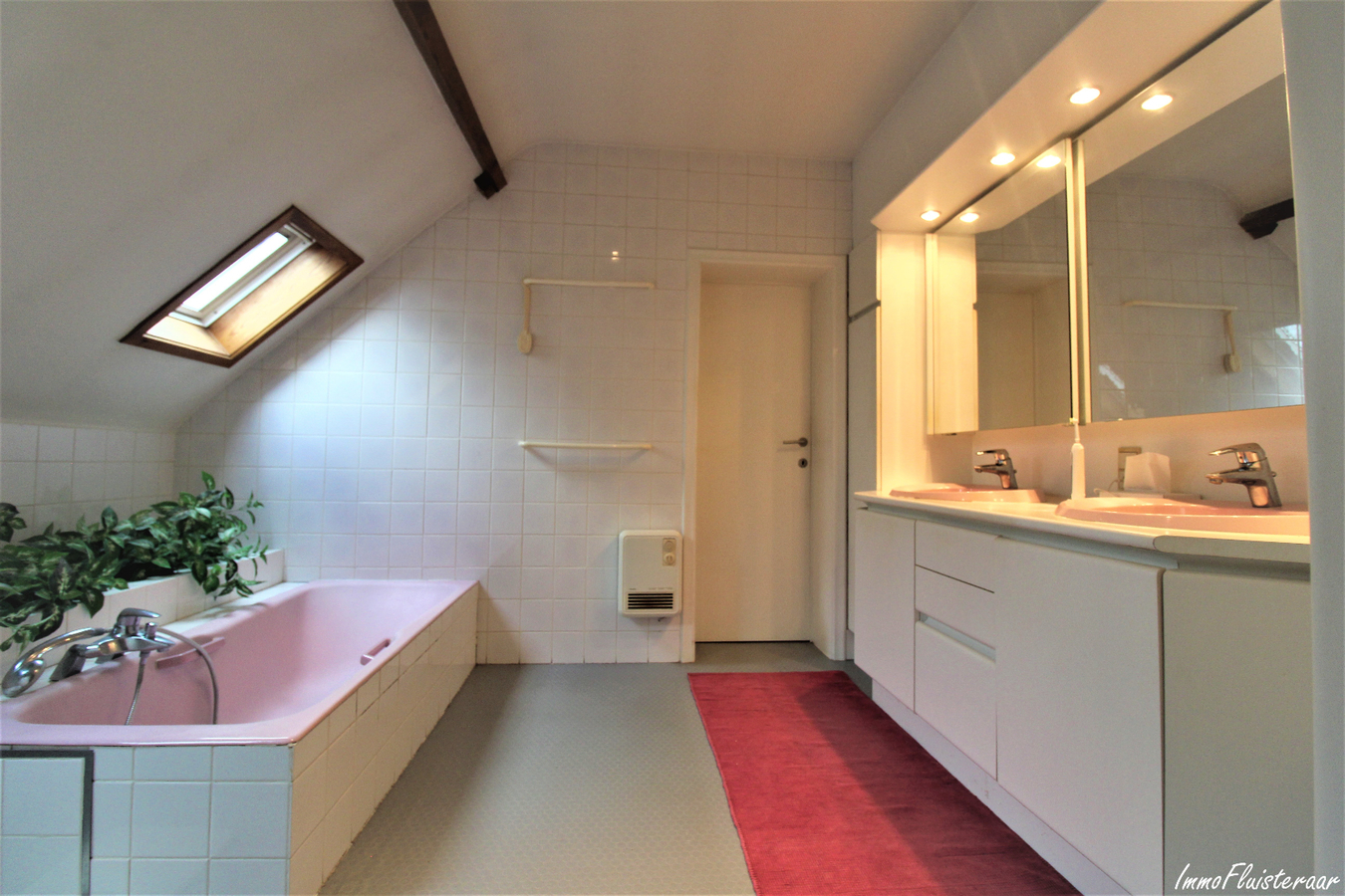 Woning met multifunctionele ruimte, stalgebouw, bouwgrond en weiland op ca. 1,67ha te Elzele (Henegouwen) 