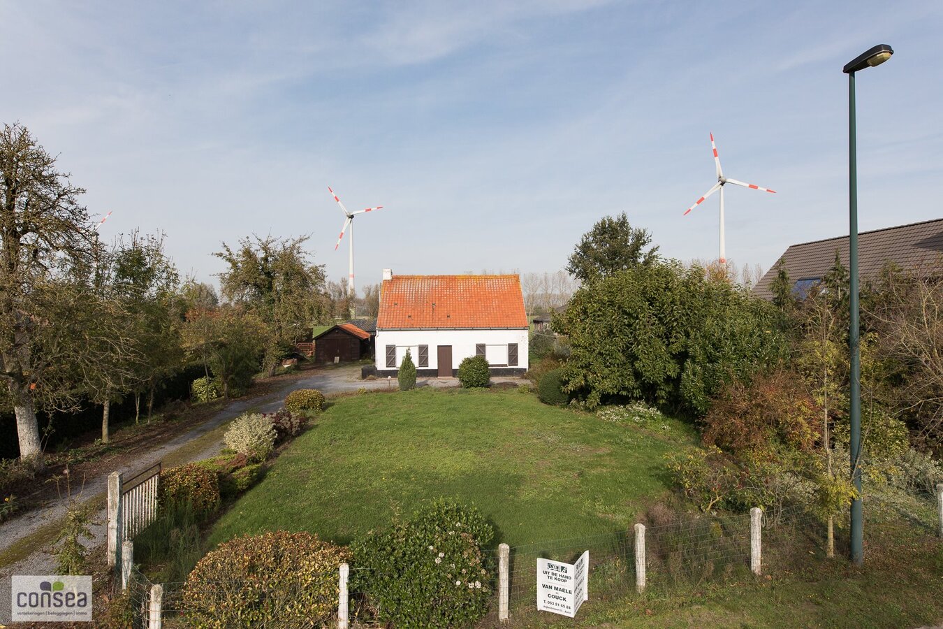 TE KOOP: SUBLIEM GELEGEN HOEVE OP EEN BUITENGEWONE OPPERVLAKTE. 