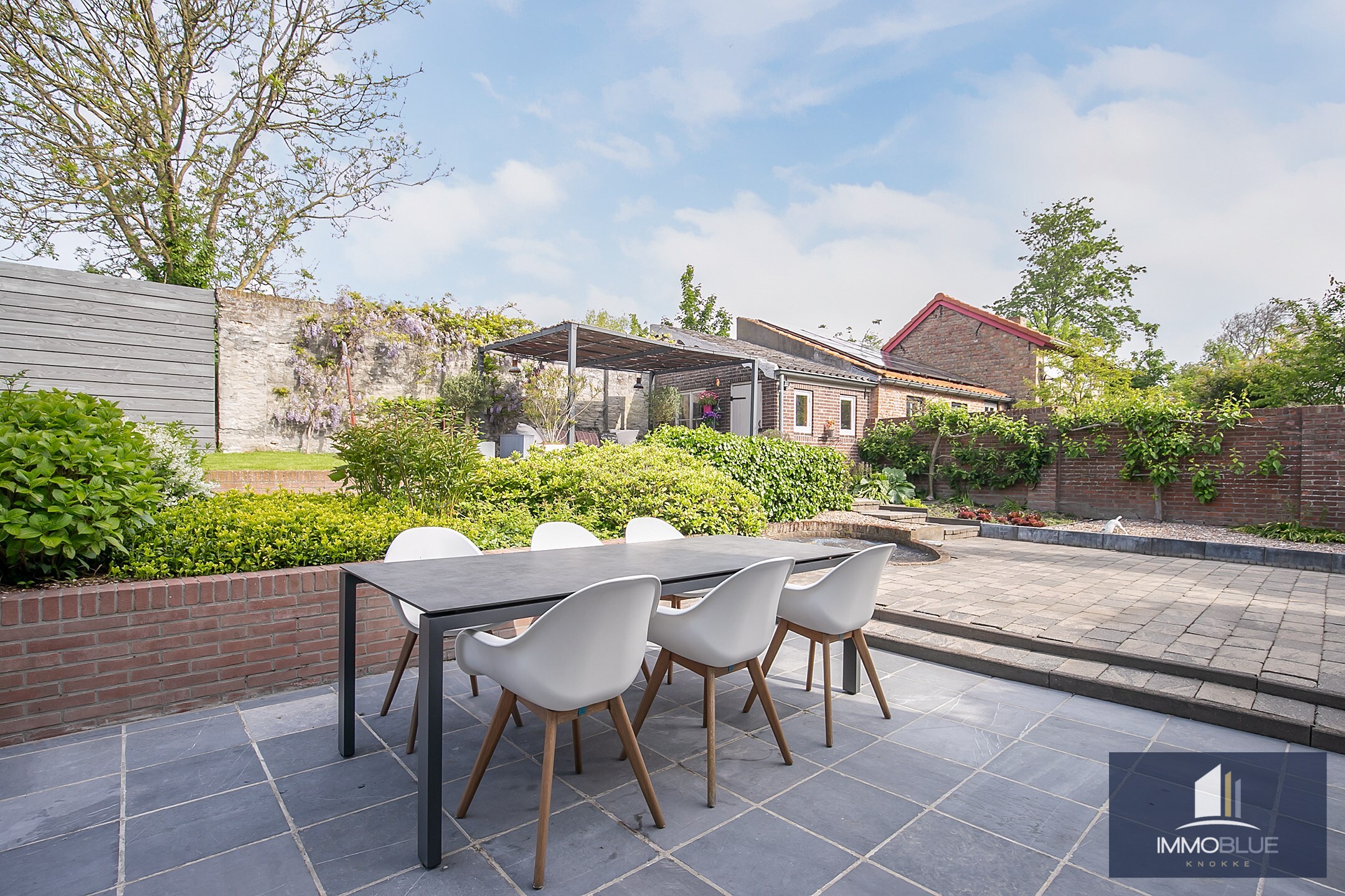 Maison de ma&#238;tre exclusive et &#233;l&#233;gante avec de grands espaces de vie. 