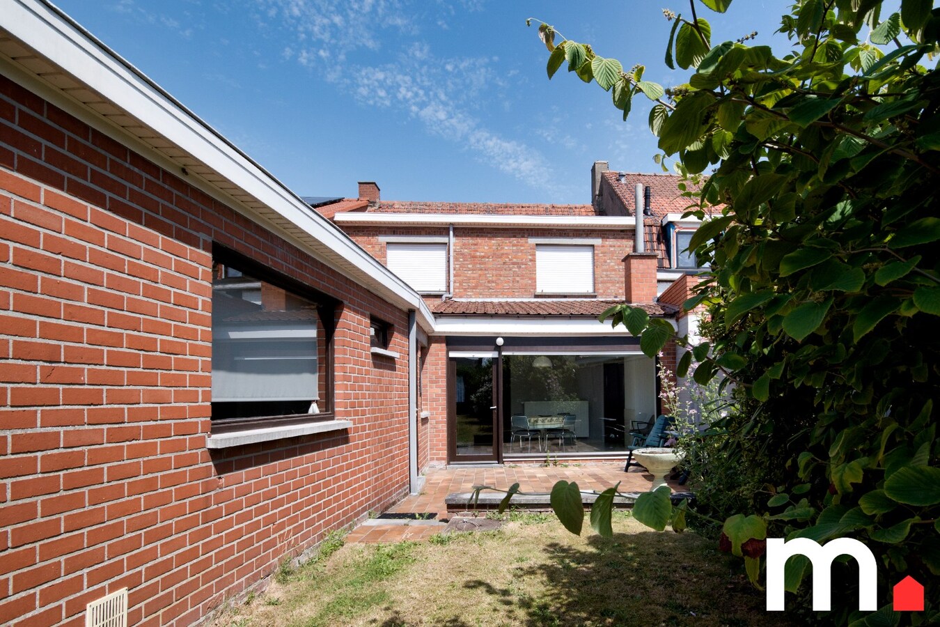Ruime gezinswoning met grote garage, zuidgericht terras en tuin te Heule ! 