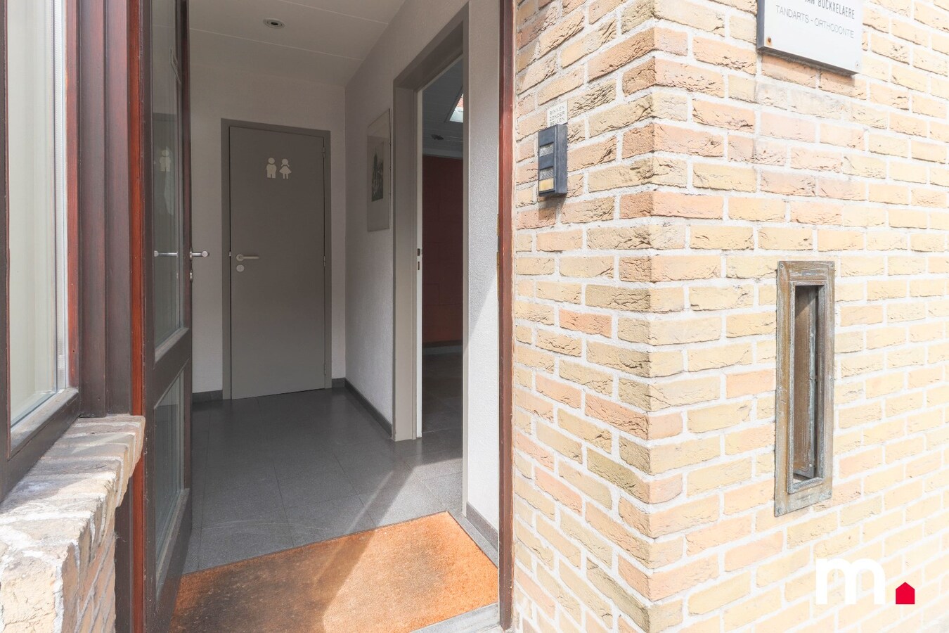 Topper te Heule! Praktijk met wachtzaal op commerci&#235;le ligging! 