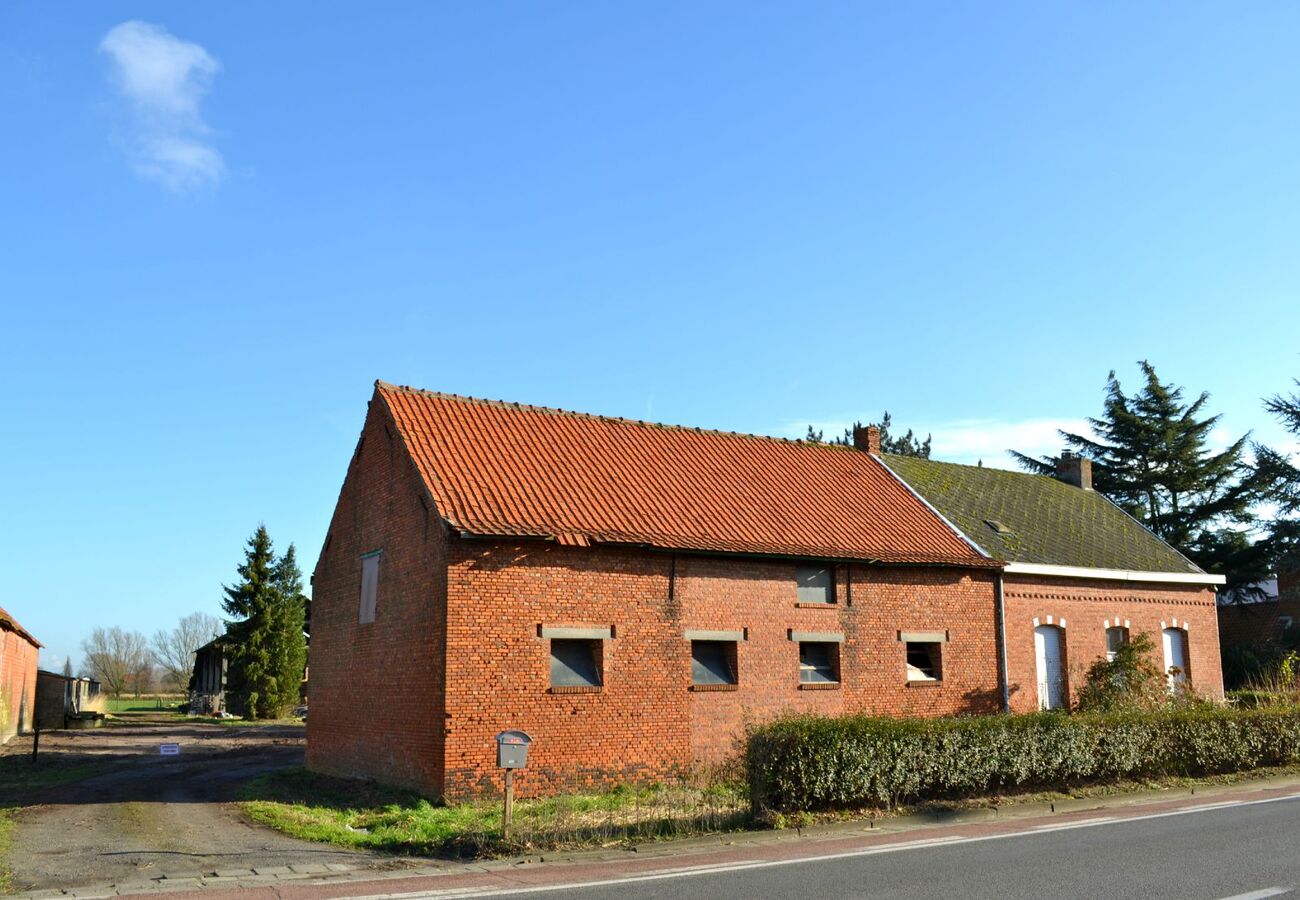 Te renoveren hoeve te St-Pauwels op 1,37Ha 