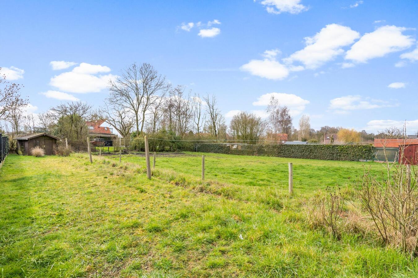 Rustige gelegen open bebouwing met bouwgrond op 1780 m&#178; te Koekelare 