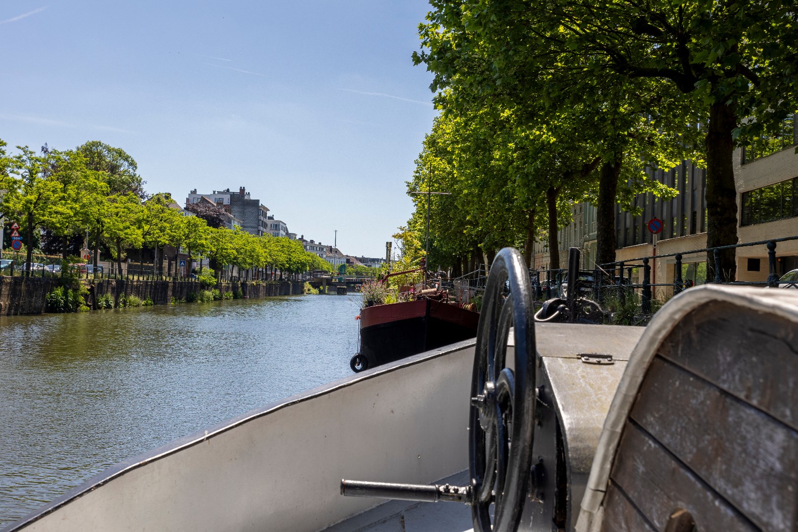 Unieke, compleet gerenoveerde woonboot met groot terras op toplocatie! 