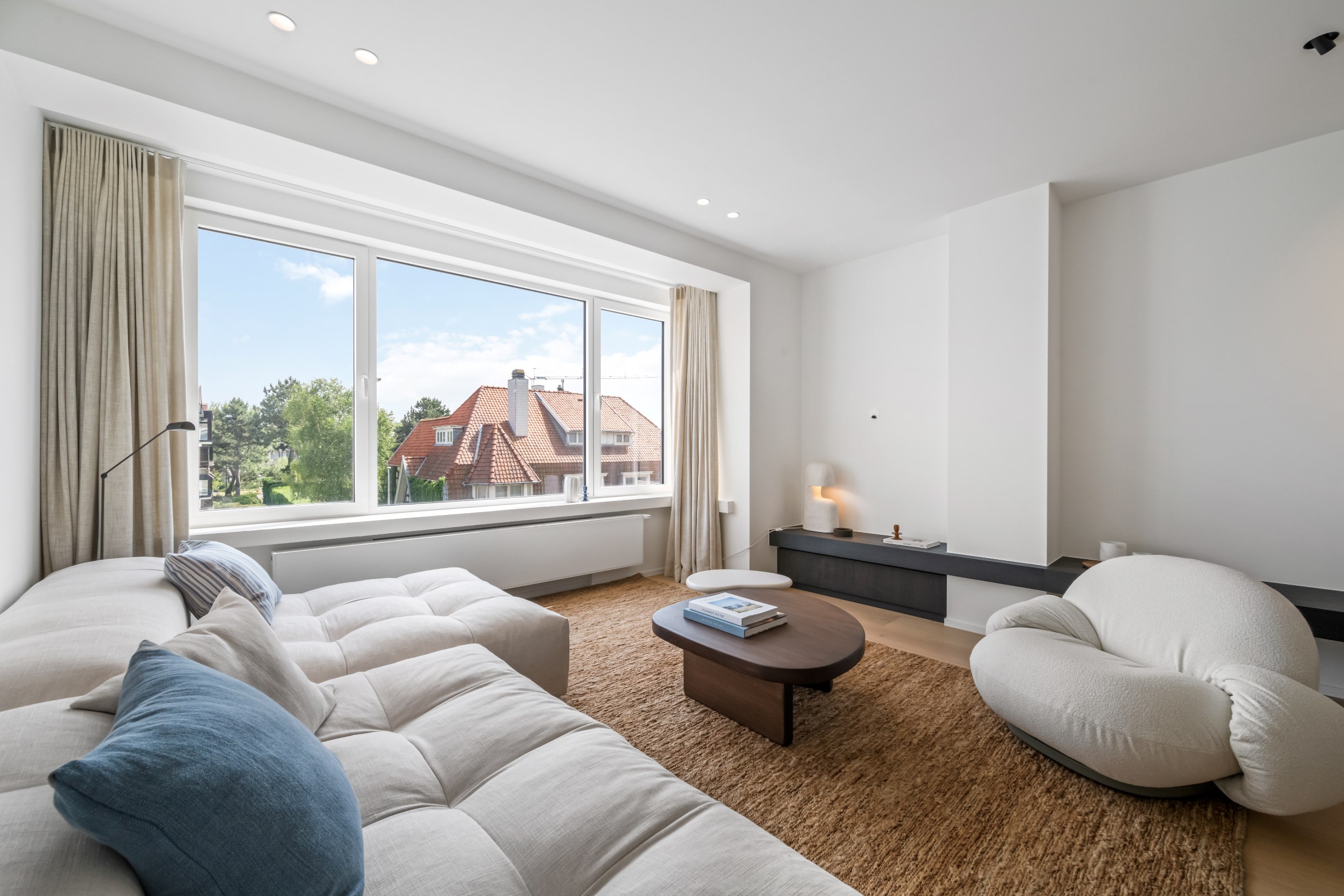 Appartement de trois chambres &#233;l&#233;gamment r&#233;nov&#233; avec vue d&#233;gag&#233;e sur la Kustlaan. 