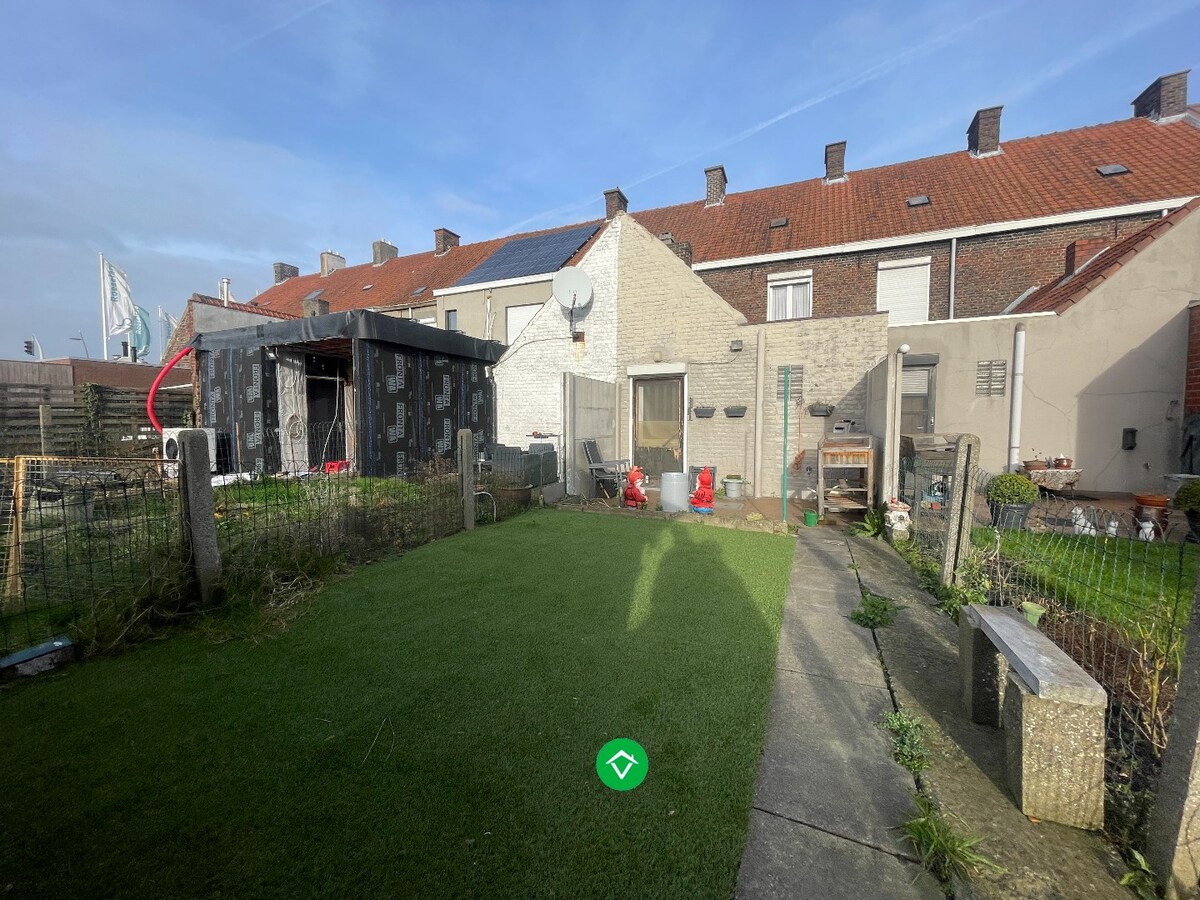 Rijwoning met twee slaapkamers, tuin en garage op een centrale ligging te Roeselare 