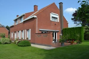 Hoeve met ruime woning, stallen en loods op 2.6Ha te Kieldrecht 