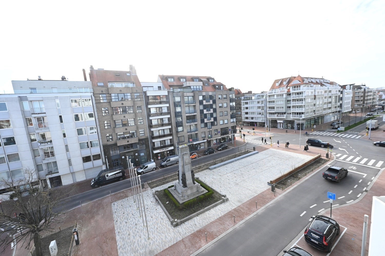 ONGEMEUBELD - NIEUW - Luxueus gerenoveerd appartement met 3 slaapkamers en met een OPEN ZICHT op het Burgemeester Frans Desmidtplein. 