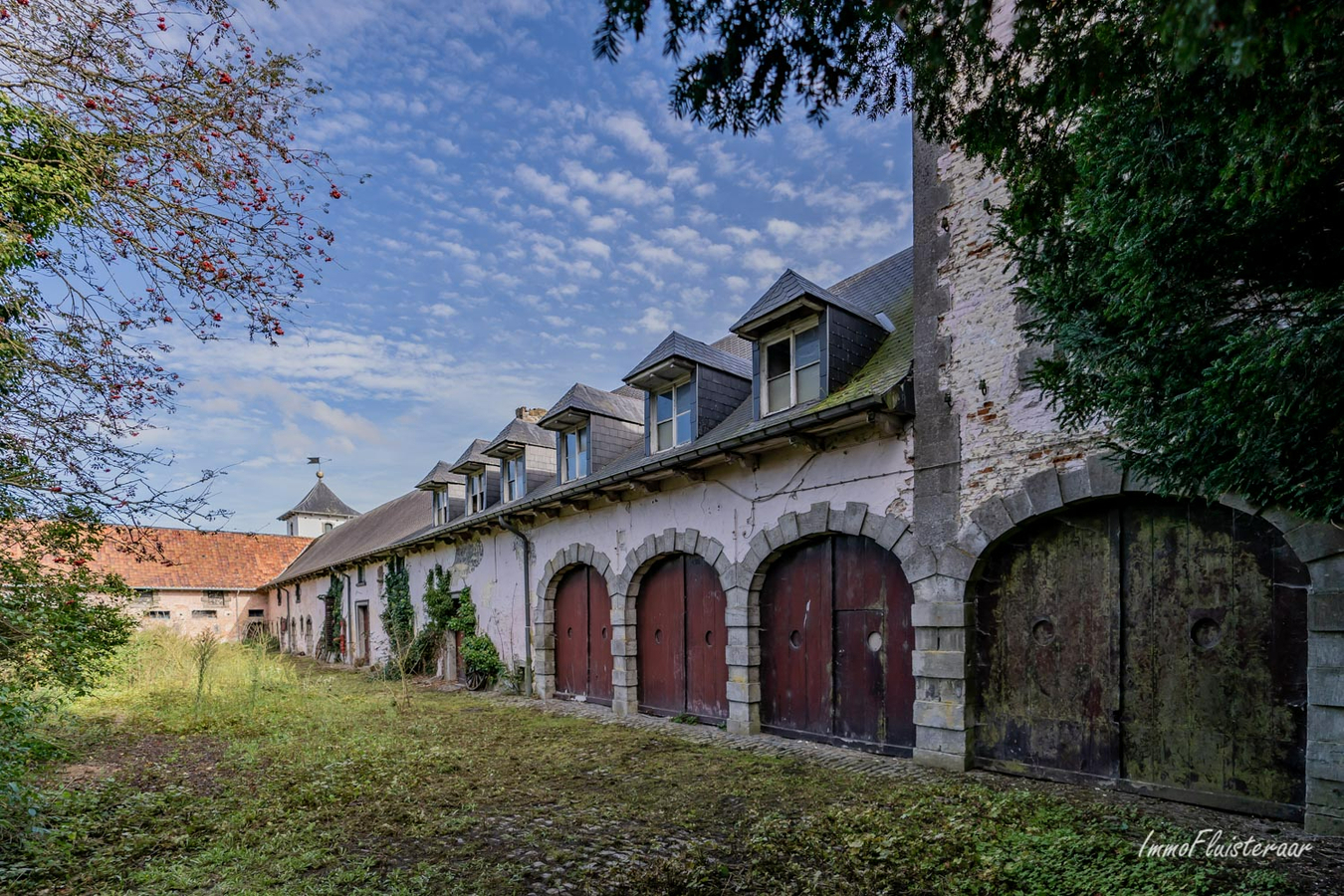 Te renoveren karaktervolle historische hoevewoning met stallingen, binnenkoer, dreef en weiland op ca. 1,36ha te Rebecq (Waals-Brabant) 