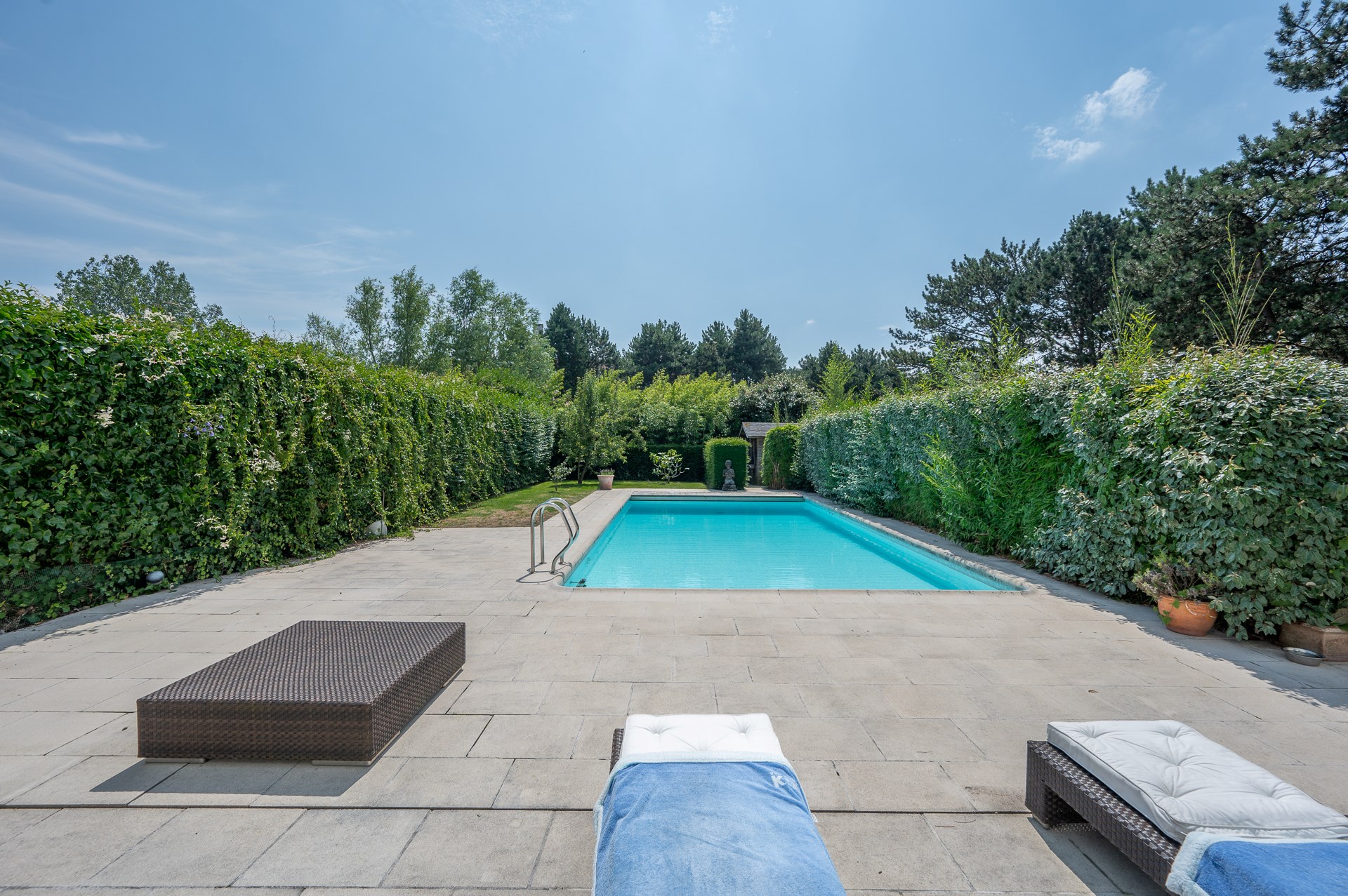 Villa jumel&#233;e spacieuse avec piscine, situ&#233;e dans un endroit tr&#232;s calme en A, dans le Zoute, &#224; proximit&#233; de la promenade et de la plage, du Zwin de Knokke-Zoute. 