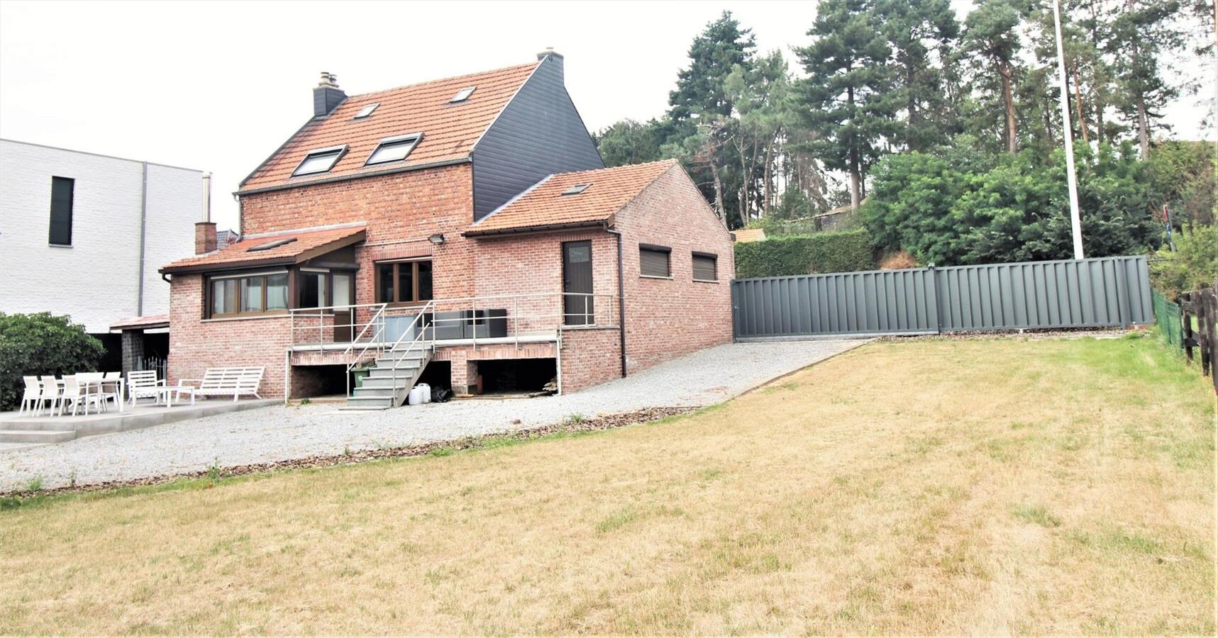 IN OPTIE - Gerenoveerde woning met stalgebouw, grote schuur en buitenpiste op ca. 43a te Boutersem (Vlaams-Brabant) 