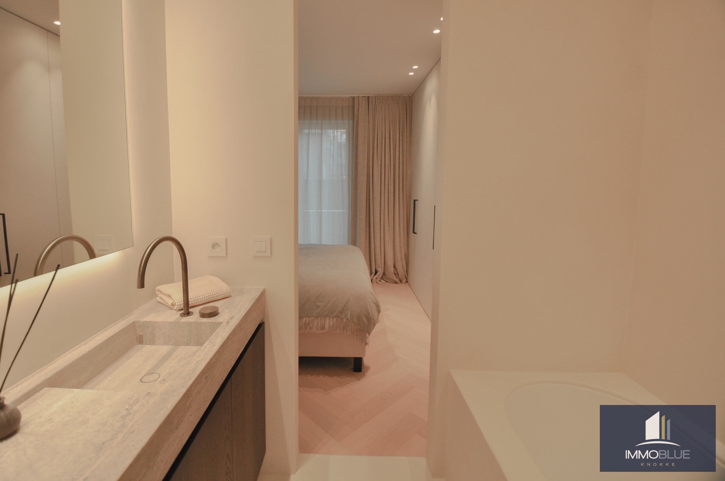 Uitzonderlijk ,tijdloos volledig gerenoveerd appartement met een open zicht . 