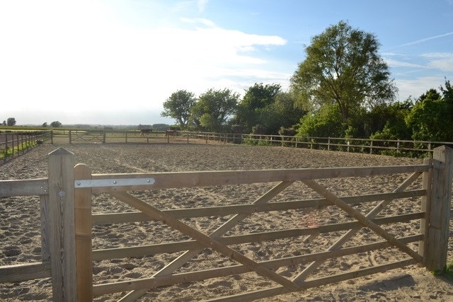 Zeer rustig gelegen hoeve te Deux-Acren (Lessen) op 3424 m&#178; met huur van ca. 5 ha. 