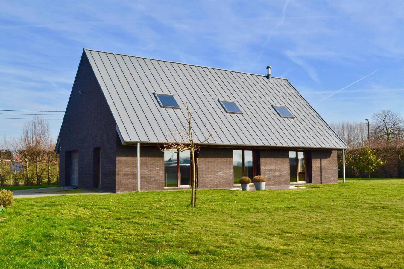 Moderne villa met multifunctionele loods op ca. 3.500 m&#178; te Melsele (Optie: aankoop 1,7 Ha aanpalende grond) 