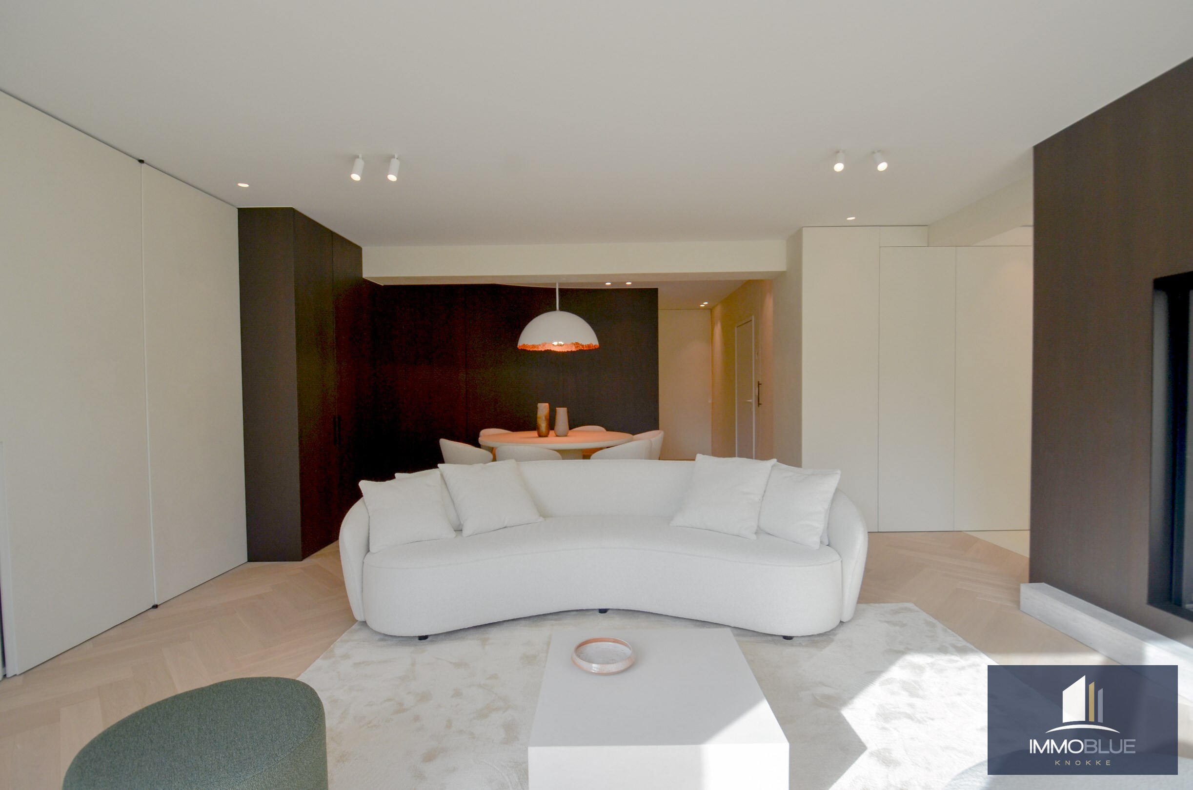 Uitzonderlijk ,tijdloos volledig gerenoveerd appartement met een open zicht . 