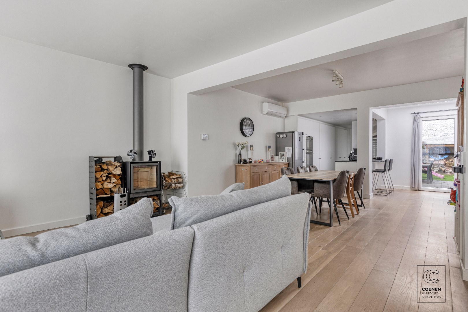 Prachtige woning van 200 m&#178; met vier slaapkamers op een uitstekende locatie te Schoten! 