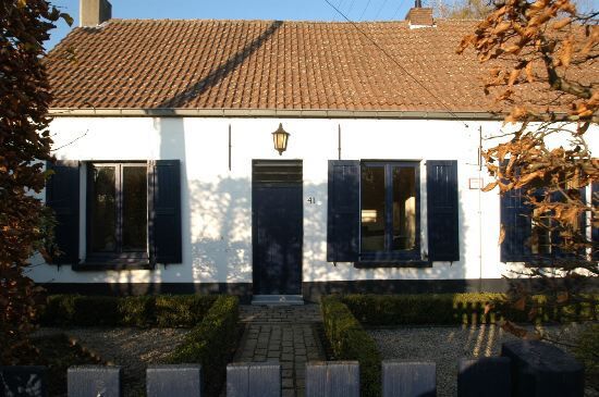 Hippische accommodatie met binnenpiste en hoeve op 1 ha 