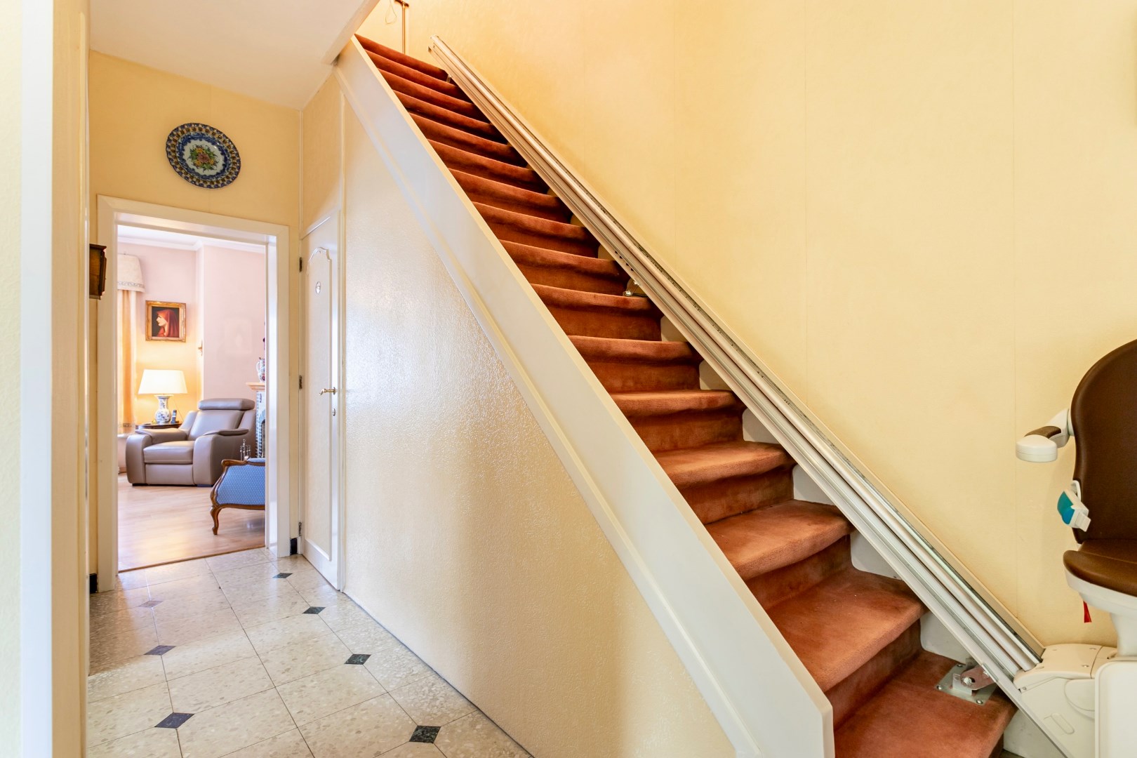 Woning met 2 (mogelijk 3) slpk. , tuin en inpandige garage 