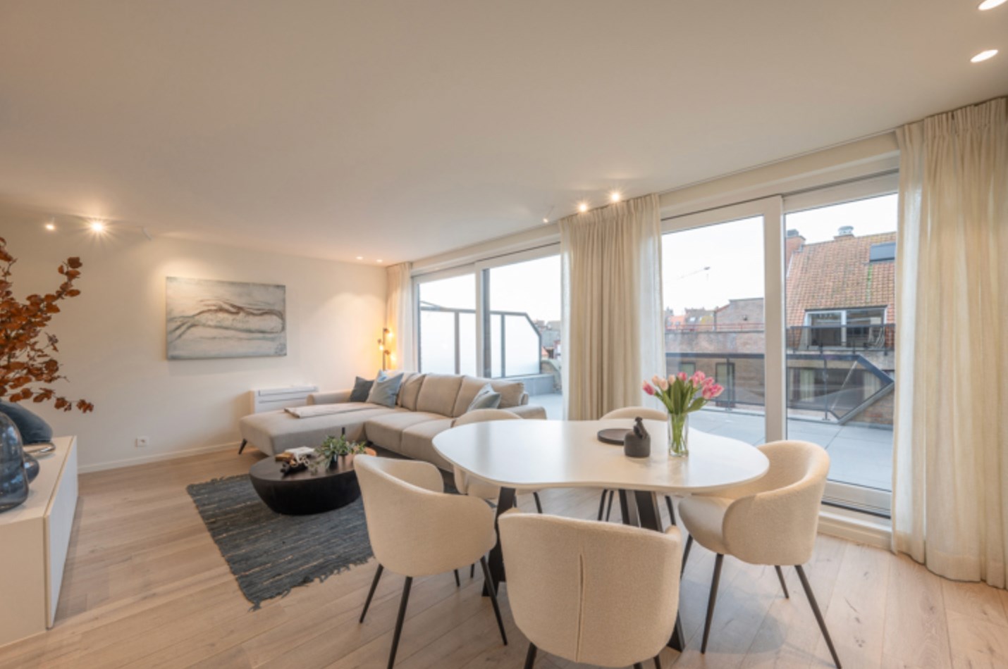 Integraal gerenoveerd dak-appartement met zonne-terrassen op 20 meter wandelafstand van de zeedijk-Albertstrand. 