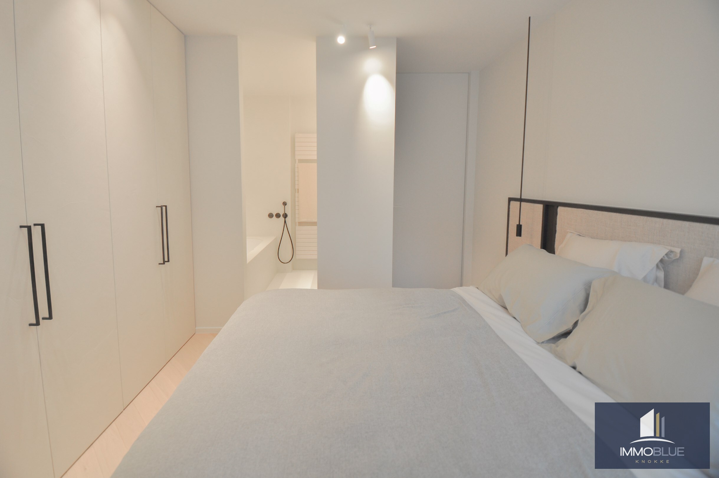 Uitzonderlijk ,tijdloos volledig gerenoveerd appartement met een open zicht . 