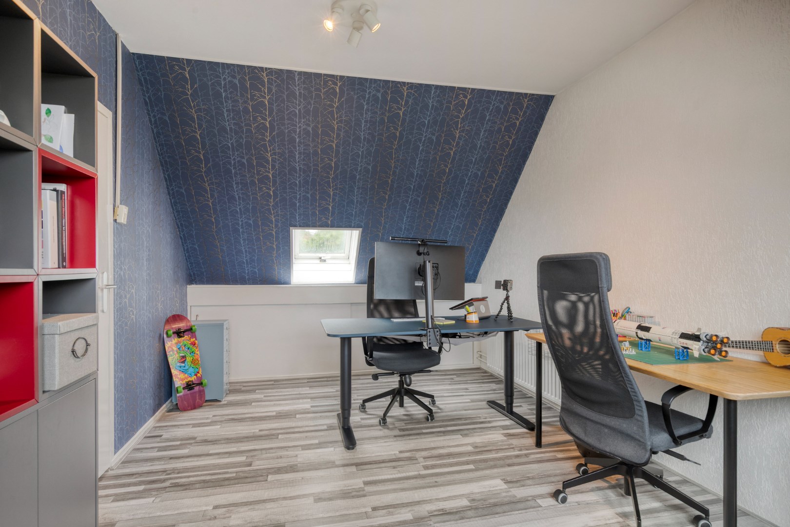 Keurige 5-kamer tussenwoning met fraaie keuken en badkamer, ruime achtertuin en gelegen op eigen grond! 