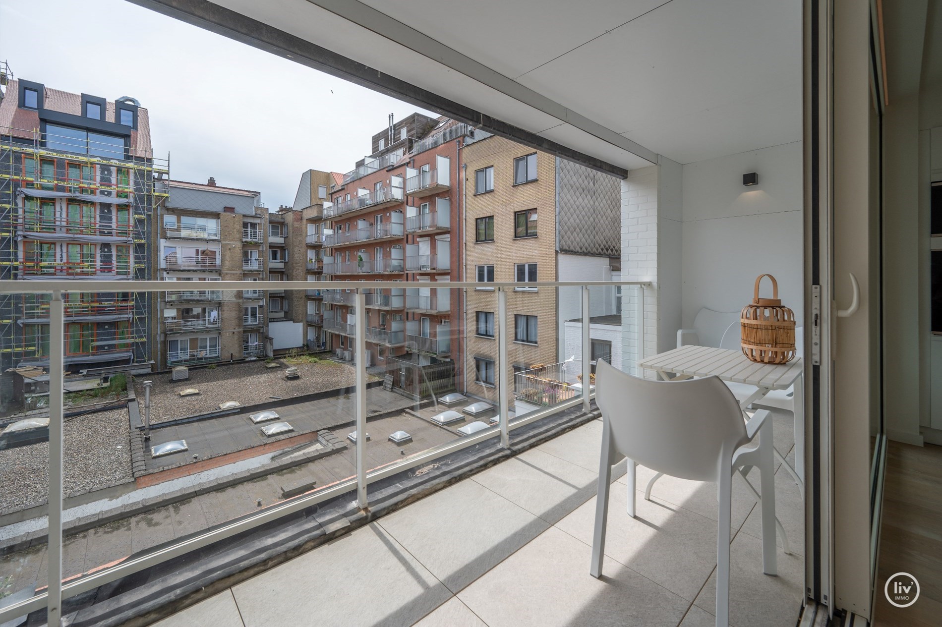 Prachtig, ruime en tevens r&#233;cente triplex (199 m2) in een zijstraat van de lippenslaan vlakbij de zeedijk te Knokke. 