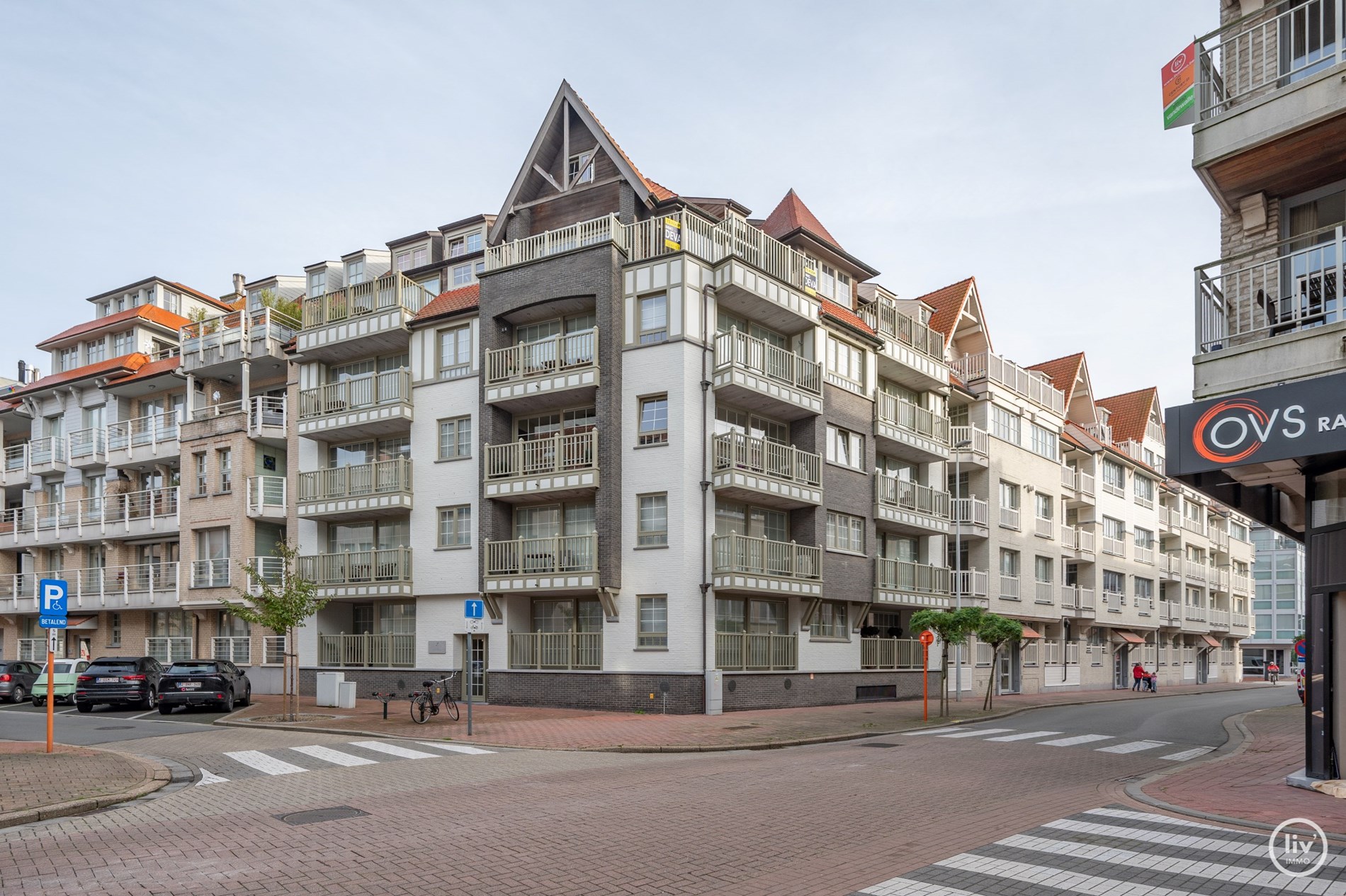 GEMEUBELD - Supergezellige en luxueus ingerichte duplex met garage in de residentie, vlakbij het strand en de Lippenslaan. 