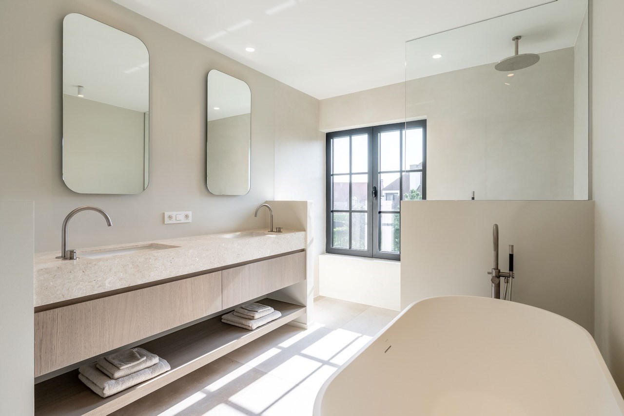 Prachtig gerenoveerde alleenstaande woning met oprit gelegen in een rustige wijk in Knokke nabij de Magere Schorre. 