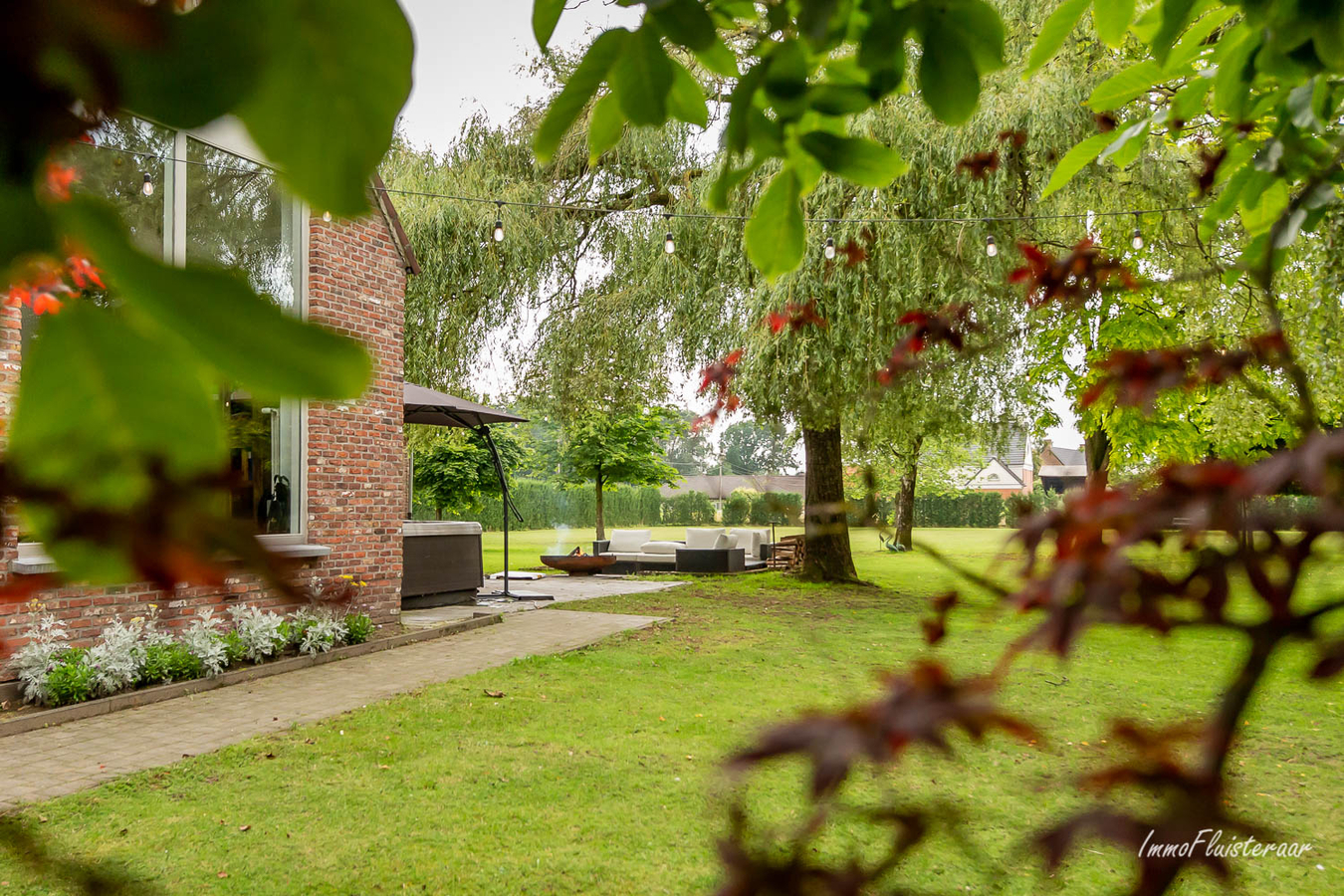 Prachtige villa in landelijk kader met stalgebouw en aanpalend grasland op 8.862m&#178;. 