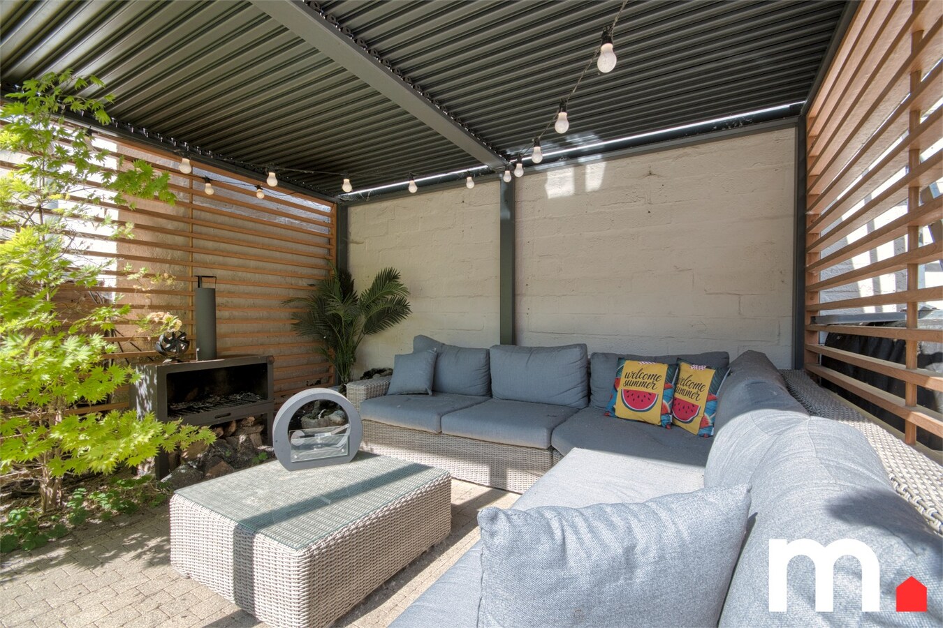 Centraal gelegen instapklare woning met tuin en uitweg via garage ! 