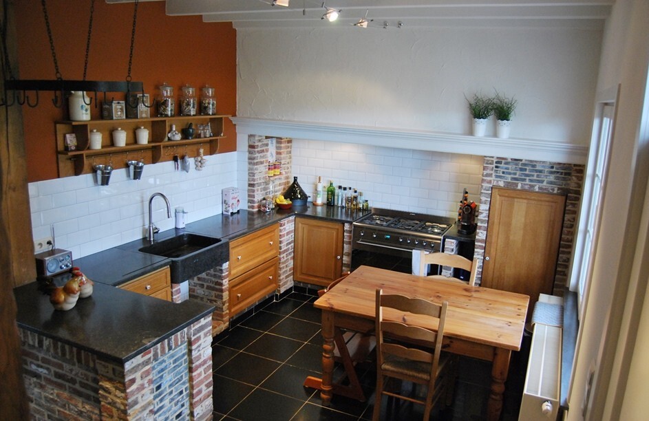 Idyllische woning met stalgebouwen op ca. 5000m&#178; te Sint-Laureins 