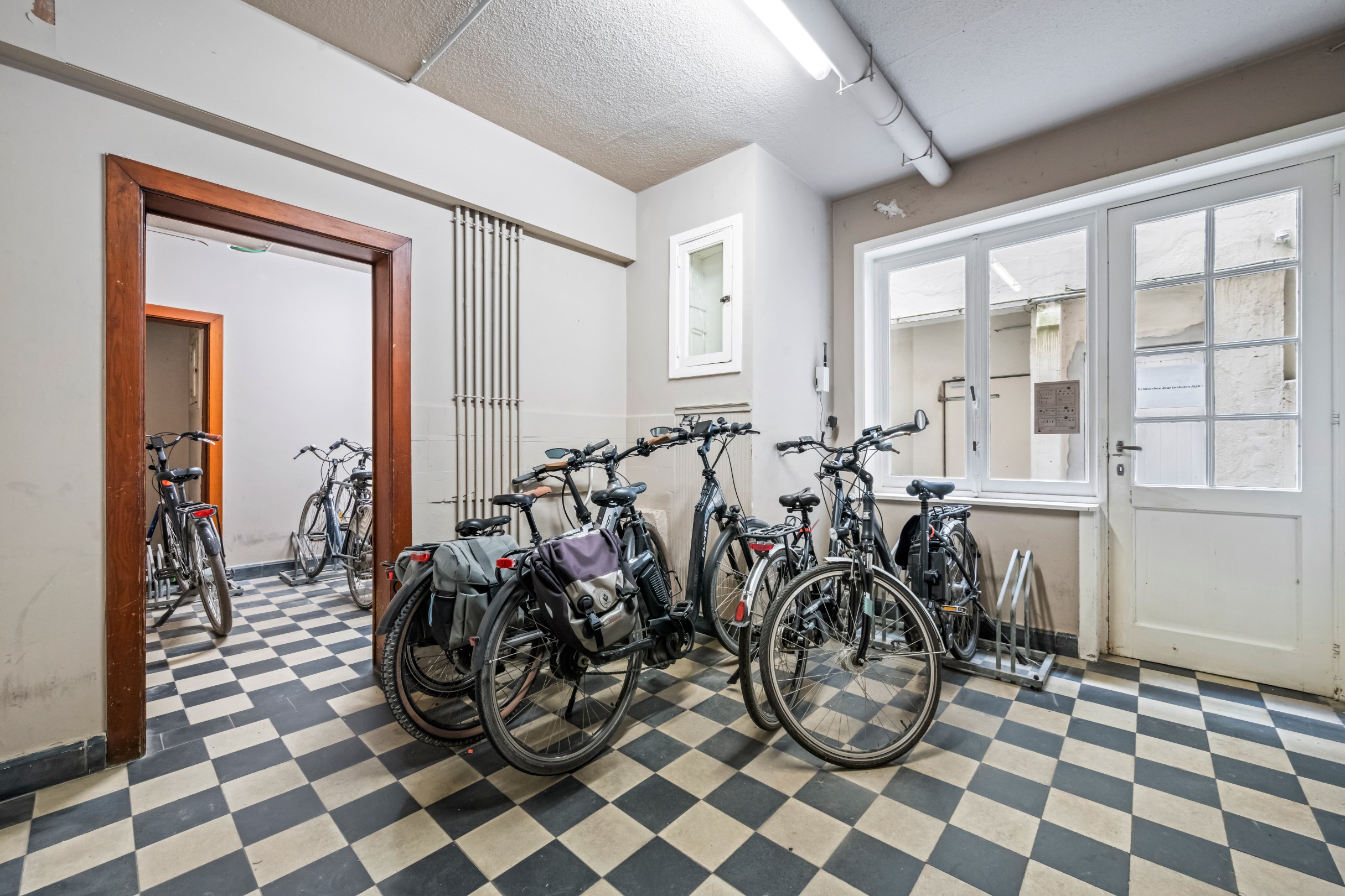 Appartement de trois chambres &#233;l&#233;gamment r&#233;nov&#233; avec vue d&#233;gag&#233;e sur la Kustlaan. 