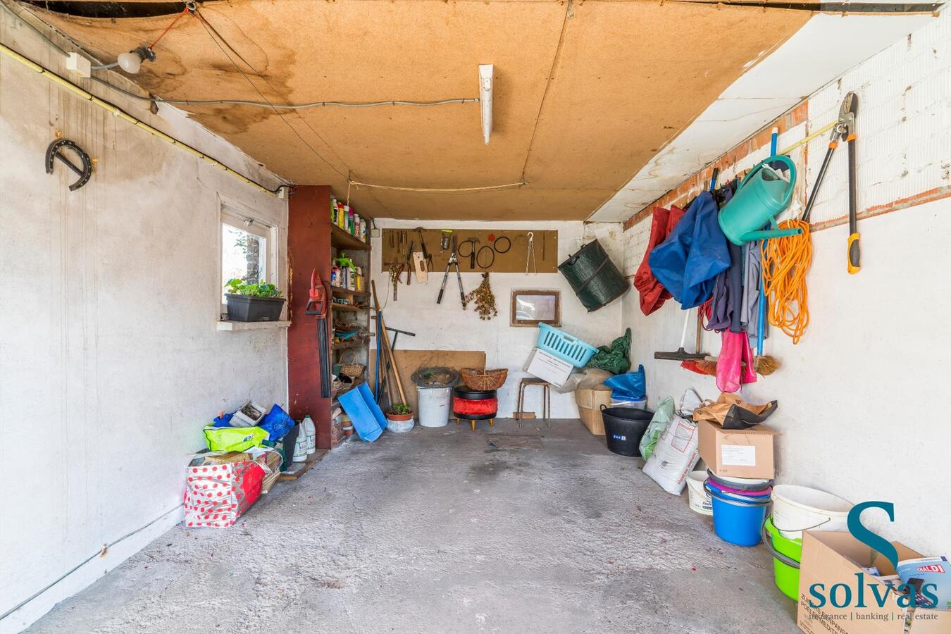 Te renoveren bungalow, centraal gelegen, met 2 slaapkamers! 